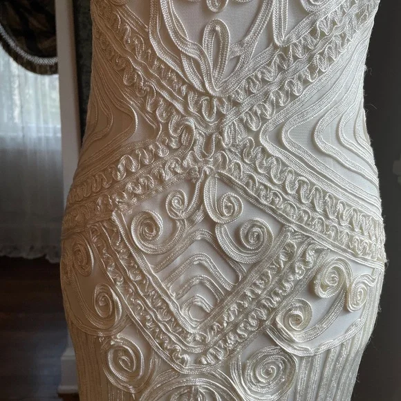 Designer Cache Elegant Sheath Amazing Applique - Picture 8 of 16